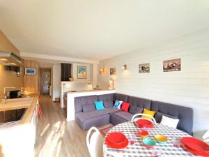 a living room with a couch and a table at Studio cosy pour 4 pers. à Saint-Lary-Soulan, balcon, parking, lave-linge - FR-1-457-364 in Saint-Lary-Soulan