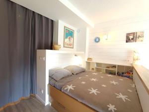 a bedroom with a bed with a white headboard at Studio cosy pour 4 pers. à Saint-Lary-Soulan, balcon, parking, lave-linge - FR-1-457-364 in Saint-Lary-Soulan