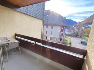 a balcony with a table and a window with a view at Studio cosy pour 4 pers. à Saint-Lary-Soulan, balcon, parking, lave-linge - FR-1-457-364 in Saint-Lary-Soulan