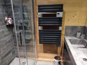 Koupelna v ubytování Chalet Haut de Gamme, 5 Chambres, Terrasse, Cheminée - FR-1-292-219 + 9 fotografií