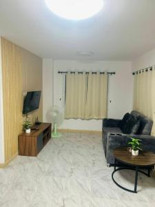Televisyen dan/atau pusat hiburan di 93 House