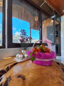 Lao San ChayにあるMu Cang Homestayの果物のバスケット