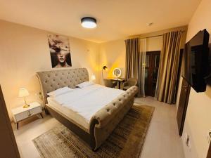a bedroom with a large bed in a room at Mellis Boutique in Cluj-Napoca