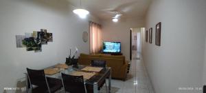 a living room with a table and a couch at Amplo Apartamento in Rio de Janeiro