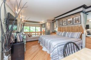 ein Schlafzimmer mit einem Bett und einer Couch in einem Zimmer in der Unterkunft 307C One Bedroom One Bath in Oakland + 20 Fotos