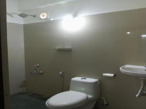 安加马尔伊CHAEL Airport Residency,Nedumbassery Cochin的配有白色马桶和水槽的浴室