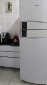 a kitchen with a counter top with a microwave at Amplo Apartamento in Rio de Janeiro