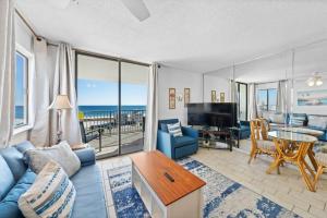 ein Wohnzimmer mit Blick auf das Meer in der Unterkunft Gulf Shores Surf & Racquet 716A in Gulf Shores