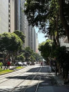 une rue de la ville avec des bâtiments et des arbres sur le côté dans l'établissement Moderno Loft - Centro Rio de Janeiro, à Rio de Janeiro