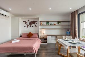 une chambre avec un grand lit et une table dans l'établissement D'Capitale Luxury Apartments by The Zenith, à Hanoï