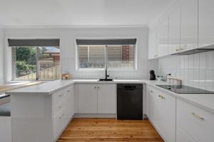 A kitchen or kitchenette at Morgan Abode - Walk to CBD, Modern Escape