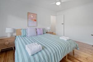 A bed or beds in a room at Morgan Abode - Walk to CBD, Modern Escape