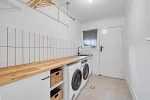 A kitchen or kitchenette at Morgan Abode - Walk to CBD, Modern Escape