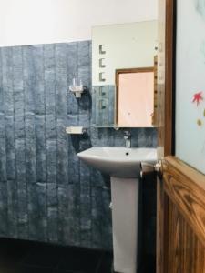 un bagno con lavandino e specchio di Angel's View Cottage Ella a Ella