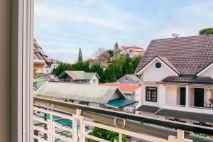 Xuan AnにあるGallery Homestay Đà Lạtの家のバルコニーからの眺め