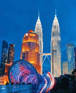 Fotografie z fotogalerie ubytování SUNU温馨大床房KLcc双峰塔6分钟轻轨旁泳池 带阳台 v Kuala Lumpur