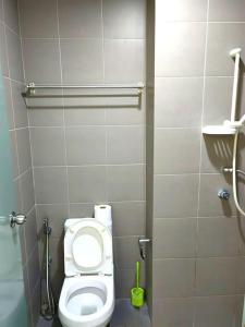 Foto Kuala Lumpuris asuva majutusasutuse SUNU温馨大床房KLcc双峰塔6分钟轻轨旁泳池 带阳台 galeriist