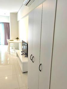 Foto Kuala Lumpuris asuva majutusasutuse SUNU温馨大床房KLcc双峰塔6分钟轻轨旁泳池 带阳台 galeriist