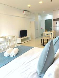 Foto Kuala Lumpuris asuva majutusasutuse SUNU温馨大床房KLcc双峰塔6分钟轻轨旁泳池 带阳台 galeriist
