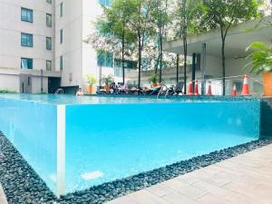 Foto Kuala Lumpuris asuva majutusasutuse SUNU温馨大床房KLcc双峰塔6分钟轻轨旁泳池 带阳台 galeriist