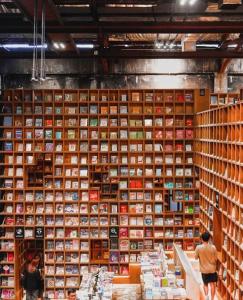 Foto Kuala Lumpuris asuva majutusasutuse SUNU温馨大床房KLcc双峰塔6分钟轻轨旁泳池 带阳台 galeriist
