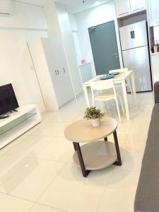 Foto Kuala Lumpuris asuva majutusasutuse SUNU温馨大床房KLcc双峰塔6分钟轻轨旁泳池 带阳台 galeriist