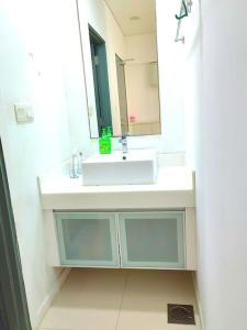 Foto Kuala Lumpuris asuva majutusasutuse SUNU温馨大床房KLcc双峰塔6分钟轻轨旁泳池 带阳台 galeriist