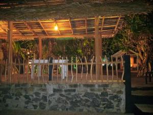 una mesa y sillas en un restaurante por la noche en Suha Beach Double Cabana, en Galle