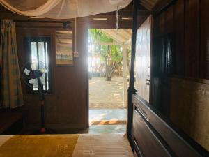 ゴールにあるSuha Beach Double Cabanaの庭を望む部屋への扉