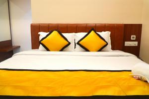 Postel nebo postele na pokoji v ubytování UJ Pallazzio - Business Class Luxury Hotel