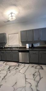 Η κουζίνα ή μικρή κουζίνα στο Luxe Central Suburban Retreat