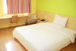 Postel nebo postele na pokoji v ubytování 7Days Inn Jiangmen Peng Jiang Qiao North