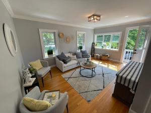 Afbeelding uit fotogalerij van COZY, MODERN, Charming Cottage 1min to the beach in Quincy