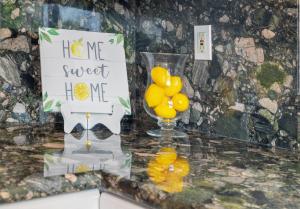 Afbeelding uit fotogalerij van COZY, MODERN, Charming Cottage 1min to the beach in Quincy