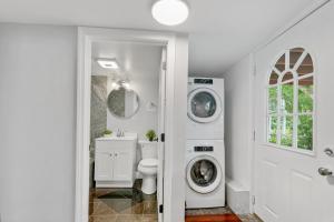La salle de bains est pourvue de toilettes, d'un lave-linge et d'un sèche-linge. dans l'établissement COZY, MODERN, Charming Cottage 1min to the beach, à Quincy