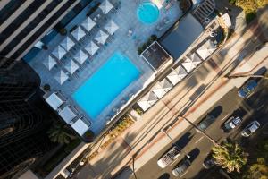 Marriott Long Beach Downtown内部或周边的泳池