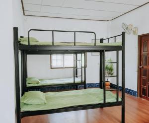 Ένα ή περισσότερα κρεβάτια σε δωμάτιο στο Positive Energy Homestay and Guide in Chiangkhan