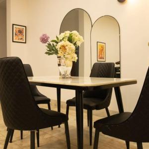 Posezení v ubytování 3 BEDROOM FULLY SERVICED APARTMENT At INDEPENDENCE LAYOUT