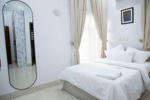 Postel nebo postele na pokoji v ubytování 3 BEDROOM FULLY SERVICED APARTMENT At INDEPENDENCE LAYOUT