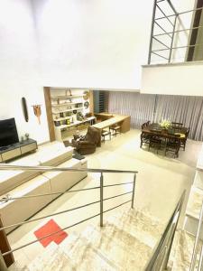 salon ze stołem i jadalnią w obiekcie Casa dos sonhos, luxo em condominio à beira mar de Jacumã w mieście Jacumã