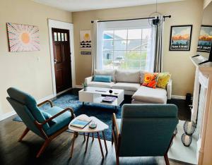Χώρος καθιστικού στο 3-Bedroom, Prime Location, Private Backyard!