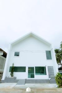 a white building with a lot of windows at Minitel at Hatyai in Ban Khlong Wa