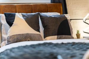 Un dormitorio con una cama con almohadas encima. en Stylish, Central 4-Bed Home, Guests 6, Free Parking & Fast Wi-Fi, en Huntspill