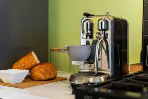 Una batidora colocada sobre un mostrador junto a una barra de pan en Stylish, Central 4-Bed Home, Guests 6, Free Parking & Fast Wi-Fi, en Huntspill