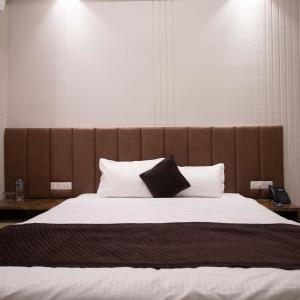 Postel nebo postele na pokoji v ubytování Shri Sangam Hotel