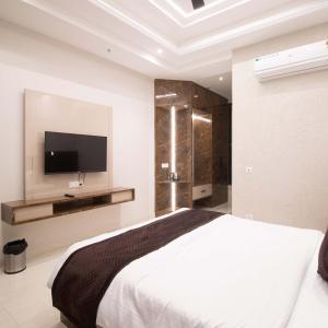 TV a/nebo společenská místnost v ubytování Shri Sangam Hotel