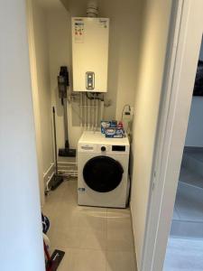 a room with a washing machine in a room at Appartement cosy Nancy Bonsecours in Jarville-la-Malgrange