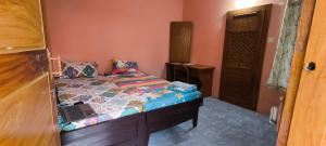 una camera da letto con un letto con un computer portatile sopra di Tiny Temple a Varkala