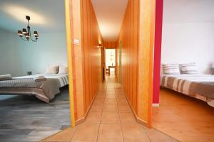 a hallway leading to two beds in a room at La Villa Noyau Doux in Ampuis