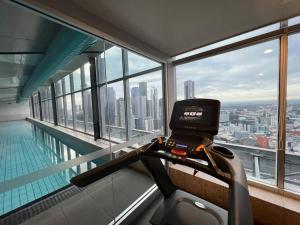 メルボルンにあるAwesome Melbourne Family Haven with Rooftop Poolの建物内のプール付きの部屋